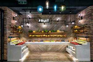 Obstbuffet im Fodele Beach & Water Park Holiday Resort mit verschiedenen Früchten und Lampen.
