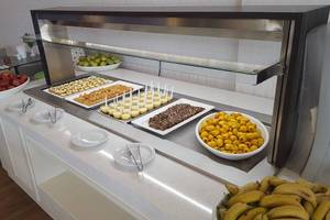 Frühstücksbuffet im Aktea Beach Village Hotel mit verschiedenen Gebäcken, Früchten und Desserts.