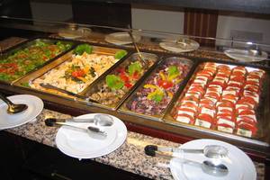 Buffet mit verschiedenen Salaten und Sandwiches in einer Hotelhalle.