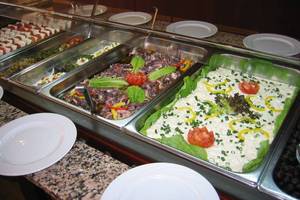 Buffet-Tisch mit verschiedenen Speisen im Aktea Beach Village Hotel.
