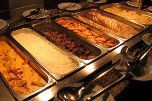 Buffet-Tisch mit verschiedenen Speisen im Aktea Beach Village Hotel.