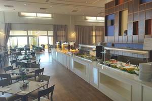 Buffetbereich im Aktea Beach Village Hotel mit vielen Speisen und vollen Tellern.
