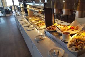 Buffettisch im Aktea Beach Village Hotel mit verschiedenen Gerichten und Saucen.