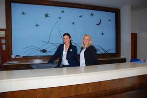 Zwei Damen an der Rezeption des Aktea Beach Village Hotels