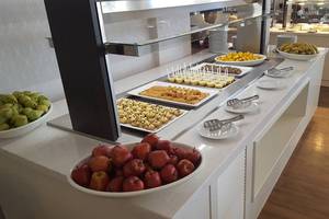 Buffet im Aktea Beach Village Hotel mit verschiedenen Speisen und Früchten.