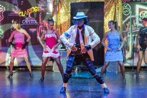 Michael Jackson Tribute Show auf der Bühne im Royal Wings Hotel