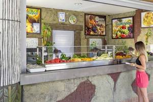 Fruehstuecksbuffet im Hotel Royal Wings mit verschiedenen Fruchtplatten.