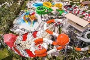 Luftaufnahme des Wasserparks im Royal Wings Hotel mit verschiedenen Rutschen und Pools.