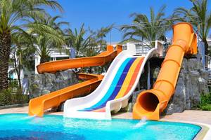 Wasserrutschen im Freien neben einem Schwimmbad im Royal Wings Hotel.