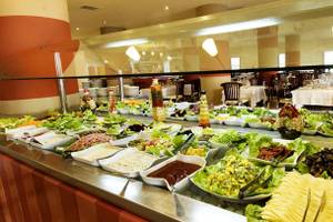 Buffet im Royal Decameron Tafoukt Beach Hotel mit verschiedenen Salaten, Dips und Beilagen.
