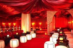 Loungebereich des Royal Decameron Tafoukt Beach Hotels mit rotem Teppich und weichen Sitzgelegenheiten.