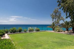 Außenansicht des Fußbalplatzes am Strand des Grand Teguise Playa Hotels