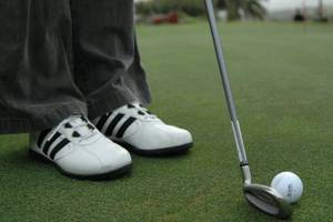 Golfer im Grand Palladium Jamaica R. & Spa beim Putten auf dem Golfplatz.