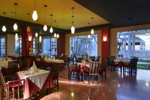 Restaurant im Grand Palladium Jamaica R. & Spa mit gedeckten Tischen und dekorativen Lampen.