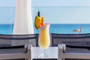 Ein Apfelcocktail mit Blick auf das Meer, serviert im Aparthotel Fontanellas Playa.