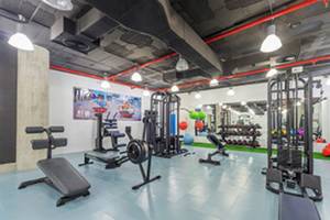 Fitnesscenter im Aparthotel Fontanellas Playa mit verschiedenen Trainingsgeräten.