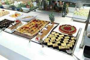 Buffet mit vielen Süßigkeiten im Aparthotel Fontanellas Playa.