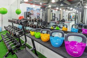 Fitnessbereich im Aparthotel Fontanellas Playa mit verschiedenen Gewichten und Trainingsgeräten.