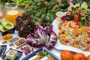 Gesundes Frühstücksbuffet im Cosmopolitan Hotel mit verschiedenen Salaten, Früchten und Nüssen.