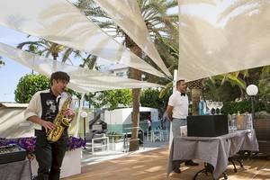 Ein Saxophonist spielt auf der Terrasse des Cosmopolitan Hotels.