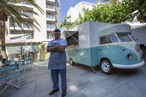 Mann vor einem Imbisswagen vor dem Cosmopolitan Hotel