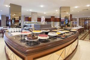 Buffettisch im Hipotels Flamenco Hotel mit verschiedenen Kuchen und Desserts.