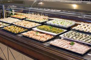 Buffet-Angebot im Hipotels Flamenco Hotel mit verschiedenen Gerichten.