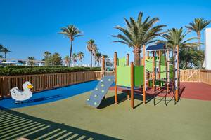 Kinderspielplatz im Hipotels Flamenco Hotel mit Rutsche und Klettergerüst