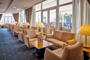Loungebereich des Hipotels Flamenco Hotel mit Sofas und Tischen