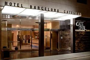 Außenansicht des Hotel Barcelona Catedral mit heller Beleuchtung und Glastüren am Eingang.