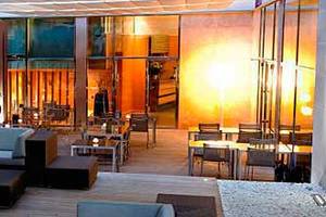 Terrasse des Hotels Barcelona Catedral mit Außensitzen und Tischen bei Nachtbeleuchtung