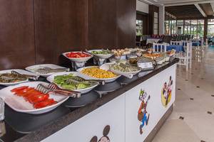 Buffet-Tisch im Sultan of Side Hotel mit verschiedenen Salaten und Snacks.