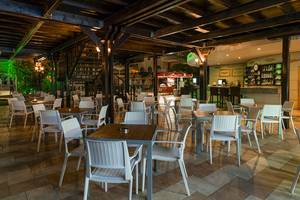 Innenbereich des Restaurants im Sultan of Side Hotel mit Tischen und Stühlen.