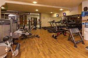 Fitnessstudio im Sultan of Side Hotel mit verschiedenen Geräten und Geräten.