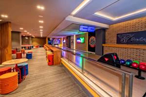 Bowling-Halle im Sidemarin Kirman Premium Hotel mit Bowlingbahnen und bunten Bowlingkugeln.