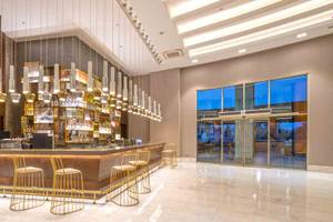 Innenbereich der Bar im Sidemarin Kirman Premium Hotel mit goldenen Stühlen und Theke.