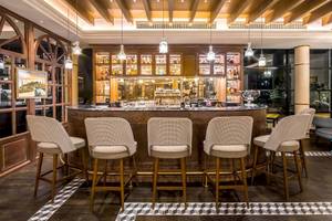 Barbereich im JW Marriott Khao Lak Resort & Spa mit Barhockern und Theke