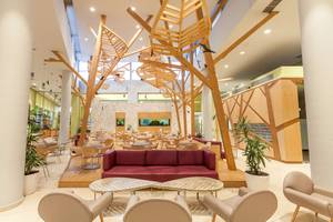 Innenansicht der Lobby im Blue Lagoon Resort mit modernen Möbeln und Holzelementen.