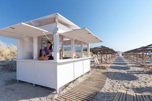 Imbissstand am Strand des Blue Lagoon Resorts mit einer Frau in einem Korb.