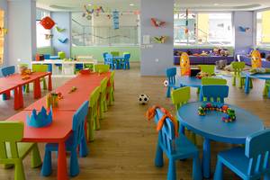 Kinderzimmer im Blue Lagoon Resort mit bunten Tischen und Stühlen, Spielzeug und Fußball.