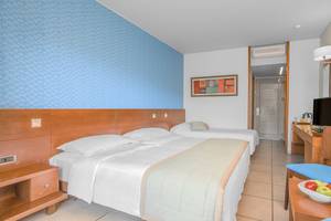 Hotelzimmer im Blue Lagoon Resort mit zwei Betten, Dekor und Einrichtung.