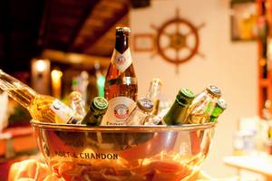 Ein Kuehlbecken mit Moet & Chandon und anderen Bierflaschen.