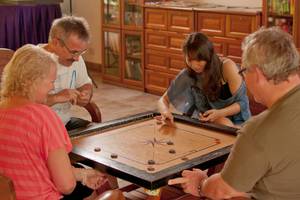 Familie spielt Carrom im Fihalhohi Island Resort