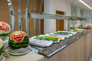 Buffet im Acharavi Beach Hotel mit Wassermelonen Dekoration