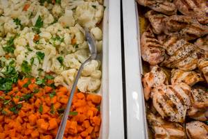 Buffet mit gegrilltem Hühnchen, gebratenen Möhren, gebratenem Blumenkohl und Salaten im Acharavi Beach Hotel.