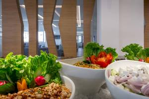 Acharavi Beach Hotel Buffet mit verschiedenen Salaten und Beilagen in weißen Schüsseln.