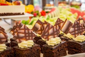 Desserts und Kuchen auf dem Buffet im Acharavi Beach Hotel