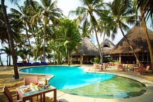 Poolbereich im Severin Sea Lodge Hotel mit Palmen und Bungalows.