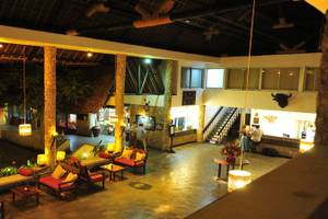 Innenansicht des Severin Sea Lodge Hotels mit Empfangstresen und Loungebereich.