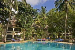 Außenbereich des Severin Sea Lodge Hotels mit Pool und Liegestühlen.